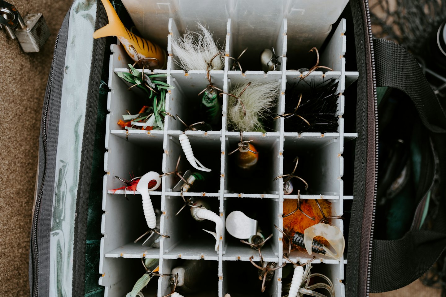 Angelköder und Haken, übersichtlich in einer Tacklebox sortiert.